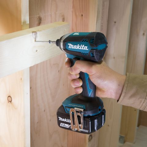 Makita DTD153RTJ Akku-Schlagschrauber 18V 2 x 5,0 Ah Batterie + Lader im Makpac