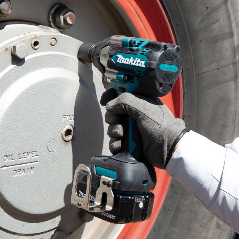 Makita DTW700RTJ Akku-Schlagschrauber 18V 2x 5,0 Ah Akku + Lader im Makpac 